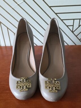 Tory Burch Nude Taupe Logo Round-Toe Heels